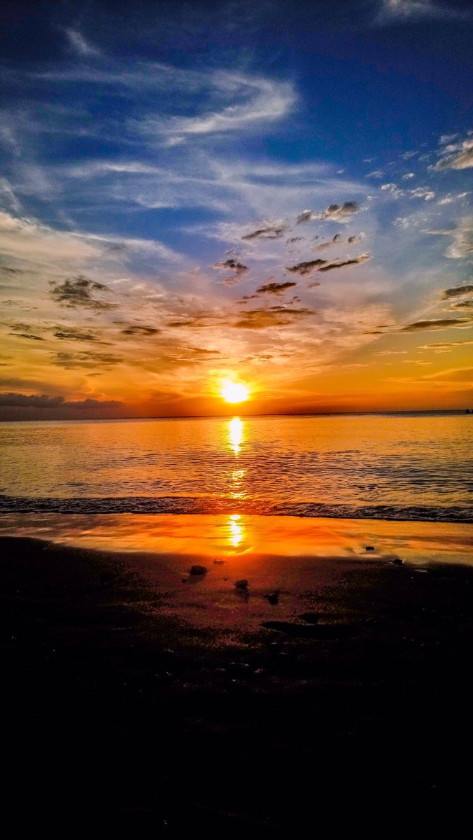 lettersfromcaro's tweet photo. It must still be Sunday somewhere in the world, so here come my #SundaySunsets pics
1.Udaipur 🇮🇳 2.Uluru 🇦🇺 3.Singapore 🇸🇬 4.Koh Lanta 🇨🇷

@SantasHotels @_sundaysunsets_ @RoarLoudTravel @always5star @pip_says https://t.co/OS0Y7AhoDL