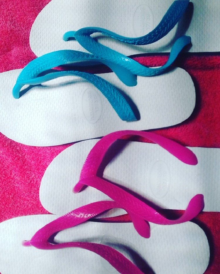 laurentflipflop's tweet photo. So, blue for me, pink for her?
#blue
#azulblue
#pink
#pinkrose
#havaianas
#havaianastradicional https://t.co/2rVF68TFbj