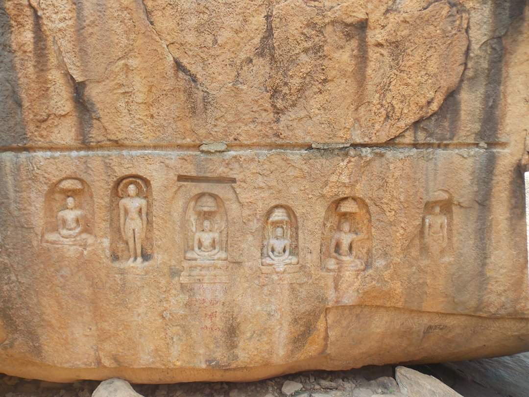 Keezhavalavu , tamilnadu Contains The sculptures of tirthankara & invaluable Tamil brahmi Iinscription which date backs to 3rd Cent BCE and entire site could house upto 100 jaina monks . The tamil Brahmi inscription States that "Ubasan Thodila Von Kodu Paliyi " #reclaimtemples