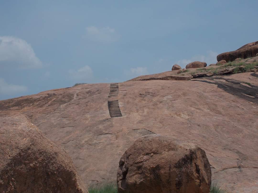 Keezhavalavu , tamilnadu Contains The sculptures of tirthankara & invaluable Tamil brahmi Iinscription which date backs to 3rd Cent BCE and entire site could house upto 100 jaina monks . The tamil Brahmi inscription States that "Ubasan Thodila Von Kodu Paliyi " #reclaimtemples