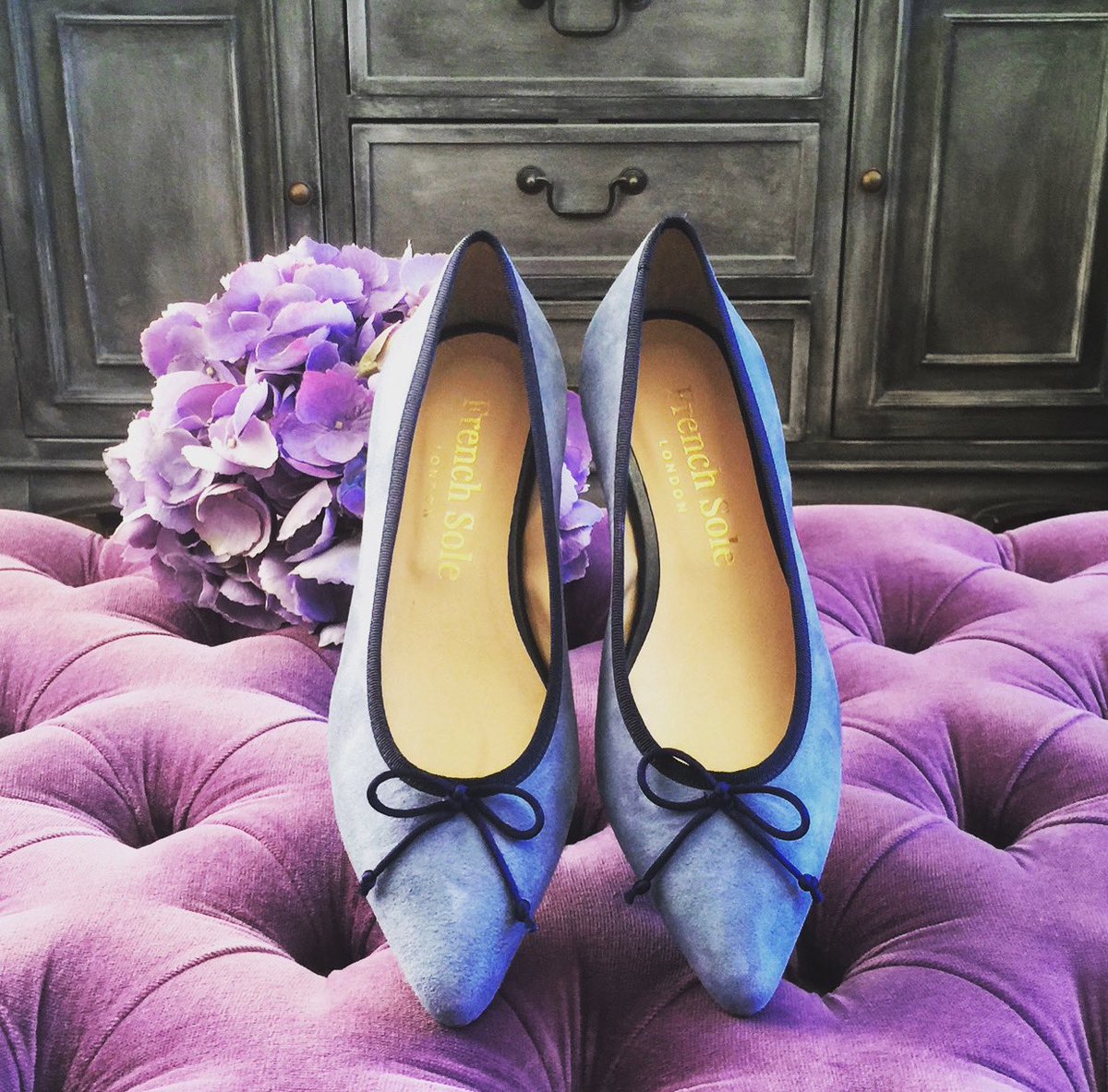 frenchsole's tweet photo. Coming for you in cornflower blue 🦋.
.
. #frenchsole #london #marylebonelane #marylebonevillage #pointedballetflats #bluepointyshoes #balletflats #balletflatstyle #fridayessentials #beattheblues #mondayblues #flatshoes #flatshoescollection #balletpumps #ballerinastyle https://t.co/Hk2ru8lJPr