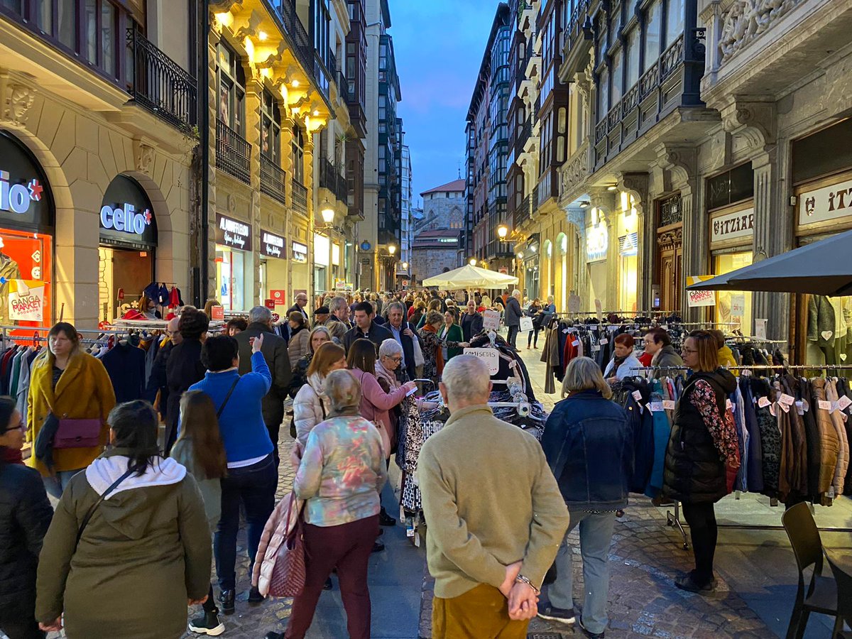 zazpikaleak's tweet photo. Gracias a todos/as los/as que nos acompañasteis este fin de semana en el Ganga Market.
¡Vosotros/as hacéis posible el comercio local!
Eskerrik asko denoi!
#gangamarket #comerciolocal #ofertas #descuentos #rebajas #cascoviejobilbao #zazpikaleak #dendak #bilbaodendak #bilbao https://t.co/X8wDwWMFNz