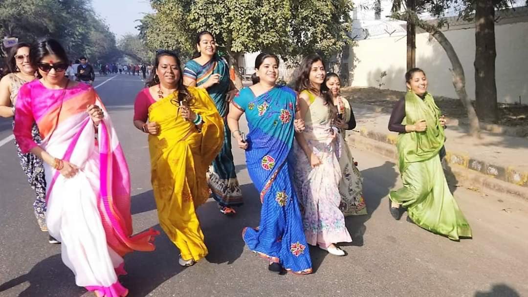 opsinghips's tweet photo. It’s #YourDayYourRun ladies. It’s all the more gracious if it is in sari. Appreciate your enthusiasm for #GurugramMarathon2020 https://t.co/EGPUHKYhhS