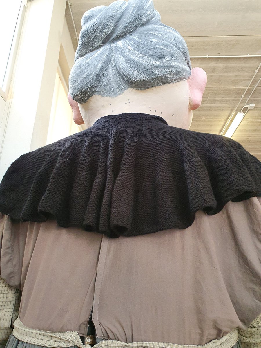 GegantsMoncofa's tweet photo. @GegantsMoncofa de la ma de #lagegantamadalena possem el nostre #gradesorra i li canviem la toqueta per el mocador de la #nitvioleta en la #setmanadeladona a #Moncofa https://t.co/84BkGBKjk7