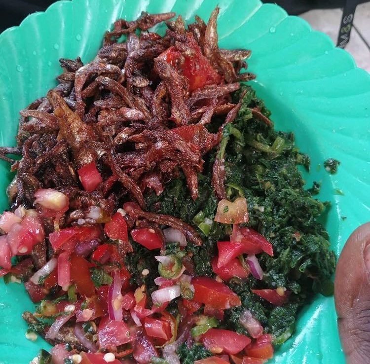 kibandaski_'s tweet photo. Me: Can I have some Sardines, some Ugu leaf and a side of tomato, onion and green pepper salad served with a side of pap.

Mama wa kibanda: 'Rhoda weka Ugali, omena na tsebebe. Kachumbari imeisha?' 

📸 by @/jamoh_wawesh IG. #kibandaski https://t.co/7UOwCNAjxZ
