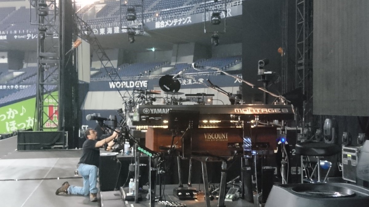 Metalbito465's tweet photo. 何故か載っけてなかったんですが、前回の来日公演のときにキャンペーンに当選してバックステージ回れたんですよね
メンバーに会うことは出来なかったんですが京セラのステージに実際に立たてました!(自慢)
いざ立ってみるとどんな顔していいか分からなくなったんですけどもいい思い出です #bonjovi https://t.co/V77WtwIWmx