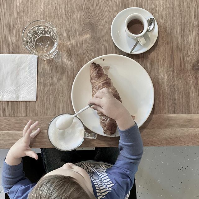 jokuti's tweet photo. Back to business as usual! 
The morning bakery patrol with #2

#foodie #minifoodie #minimichelininspector #croissant #breakfast #boulangerie #gourmetkid #bakery #proudfather #stolzervater #buszkeapa #twitter https://t.co/MTRCNskH4m