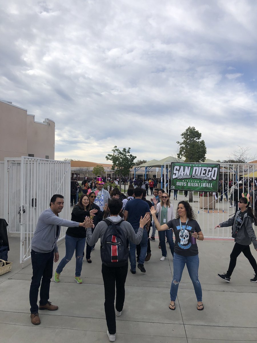 ereyes35's tweet photo. Welcoming students during our “Hi 5” Friday morning.  This time our ELD department and learning center joined in. https://t.co/OPHiVxTXgg
