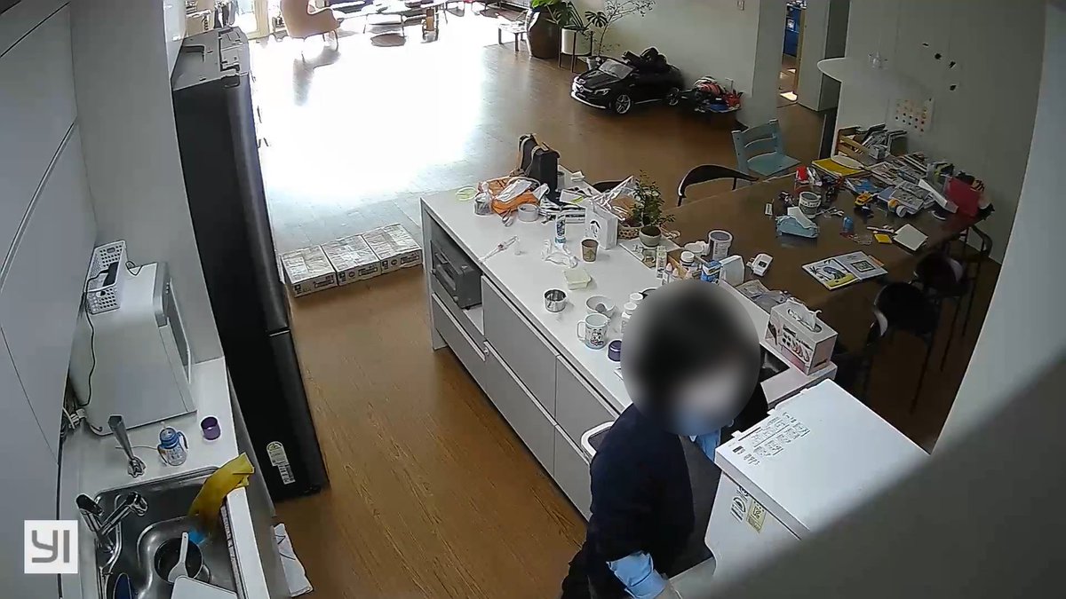 몇 달 전부터 정수기 렌탈 관리서비스(ㅋㄷ)를 받아왔는데, 우연히 홈 CCTV에서 발견한 영상. 거실에 있던 식구가 방에 들어가는걸 ㅋㄷ분이 확인하더니, 정수기 속은 살균 관리하지 않고 겉만 닦고 닫는 모습.