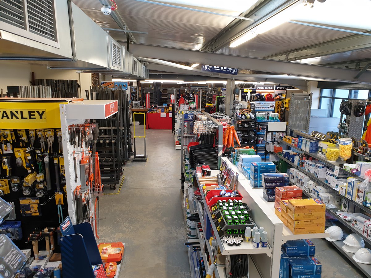 SJAndrew1914's tweet photo. Shelter from the showers. Come in and have a look around the shop or visit our website https://t.co/okVwLk4pTz #sjandrew1914 #shopping https://t.co/mCUpm87tM7