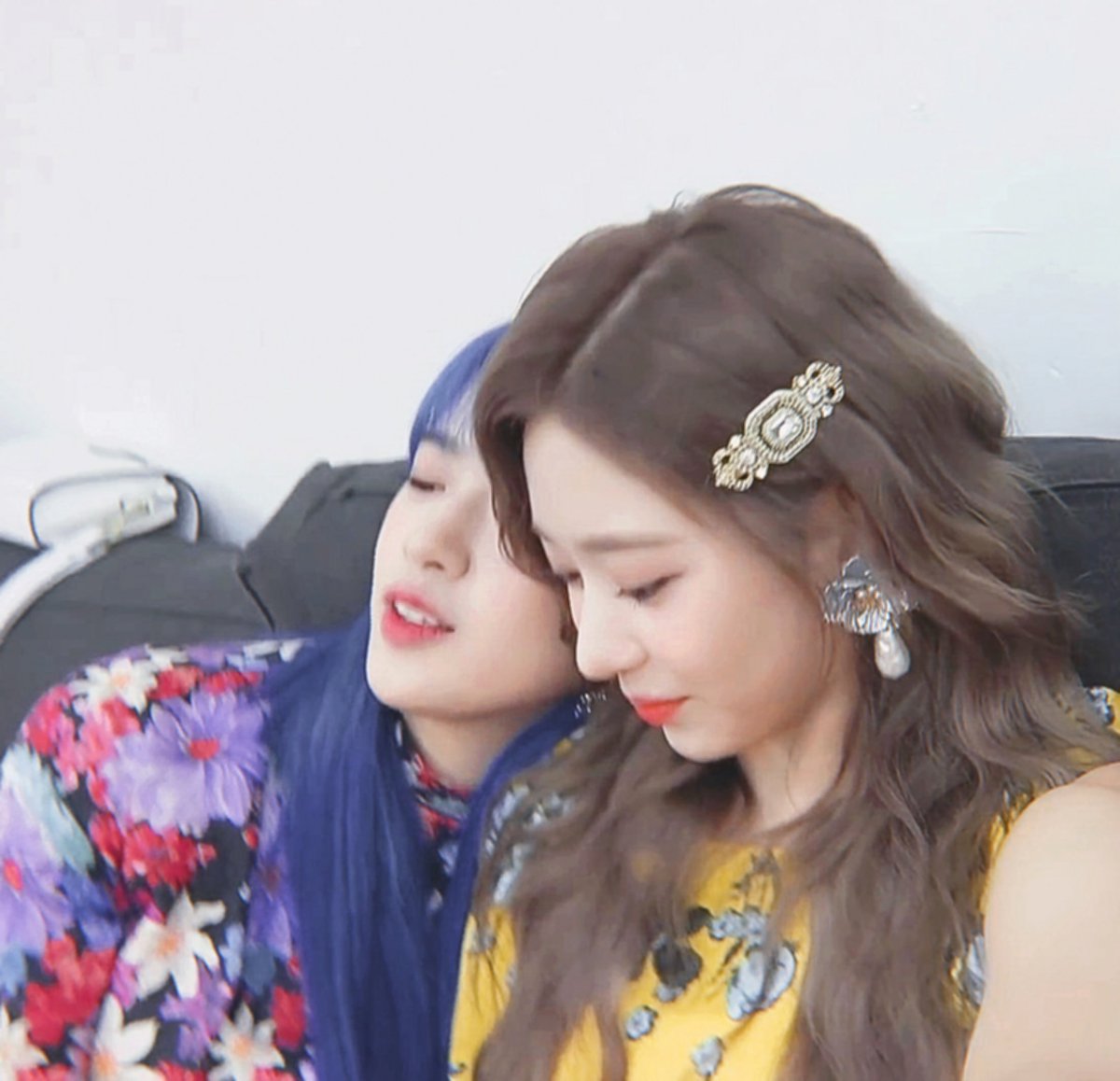 capthismoment's tweet photo. #아이즈원 #IZONE 
#안유진 #김민주
#진주즈 #jinjoo 
#ยุจมิ้น #ยูจินมินจู https://t.co/IS7V8EOodT