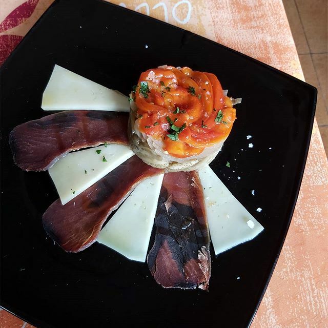 Espaciossecreto's tweet photo. Torraet de verduras con mojama y queso blanco en La Matandeta en Valencia. #foodlover #foodlove #picoftheday #instafood #aboutweekend #foodie https://t.co/OyBRb4IPf6 https://t.co/QuwjQcMEfy