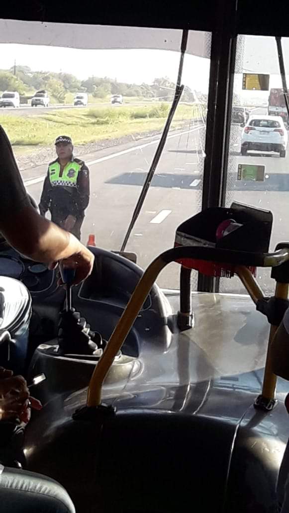 miatucumanOk's tweet photo. [AHORA] #ParoDocente Denuncian que la policía no deja avanzar y tiene detenido los colectivos con docentes que van a protestar en plaza Independencia https://t.co/sE2H38nWS6