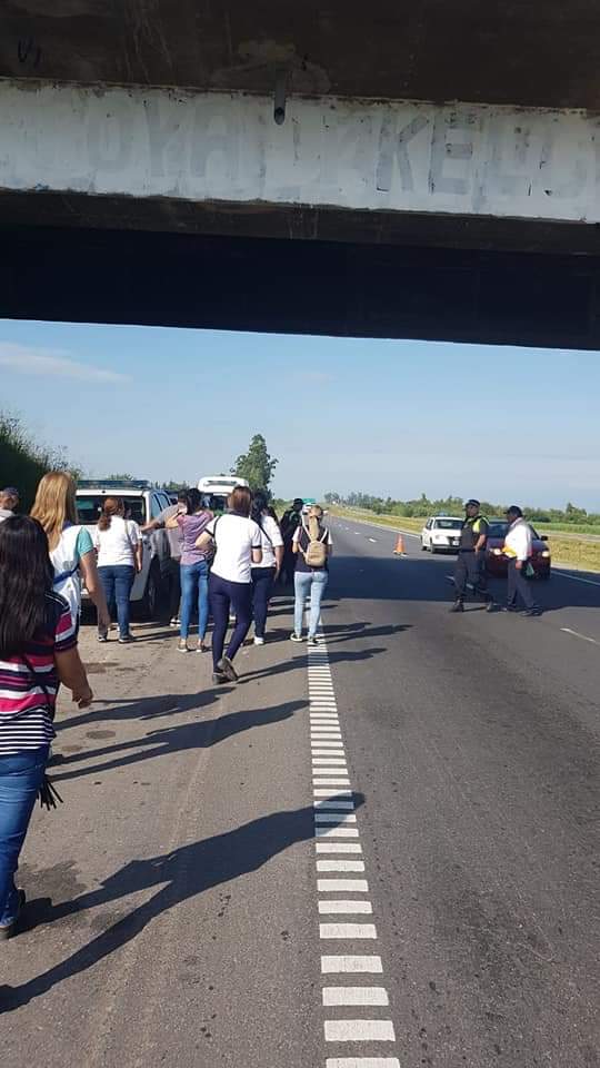 miatucumanOk's tweet photo. [AHORA] #ParoDocente Denuncian que la policía no deja avanzar y tiene detenido los colectivos con docentes que van a protestar en plaza Independencia https://t.co/sE2H38nWS6
