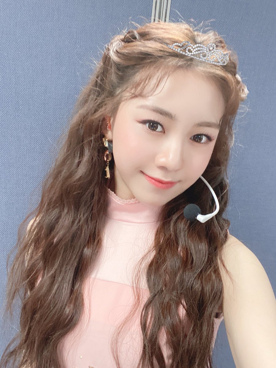 jeongdahyunrp's tweet photo. <𝙏𝙍𝘼𝙉𝙎𝙇𝘼𝙏𝙄𝙊𝙉>
@RCPC_members :
Yesterday was like a princess material, right? ㅋ̆̎ㅋ̊̈ Long time no see pink punch 💖 Ketchies, let’s cheer up for March!!😆

#RocketPunch #Dahyun #Ketchy #pink #FancyGloves #Inkigayo #bouncy #👑 https://t.co/jQoP19JXyC