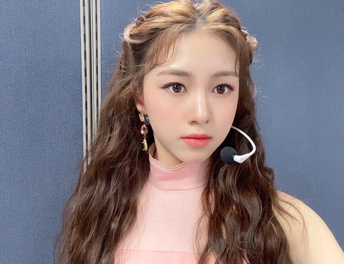 jeongdahyunrp's tweet photo. <𝙏𝙍𝘼𝙉𝙎𝙇𝘼𝙏𝙄𝙊𝙉>
@RCPC_members :
Yesterday was like a princess material, right? ㅋ̆̎ㅋ̊̈ Long time no see pink punch 💖 Ketchies, let’s cheer up for March!!😆

#RocketPunch #Dahyun #Ketchy #pink #FancyGloves #Inkigayo #bouncy #👑 https://t.co/jQoP19JXyC
