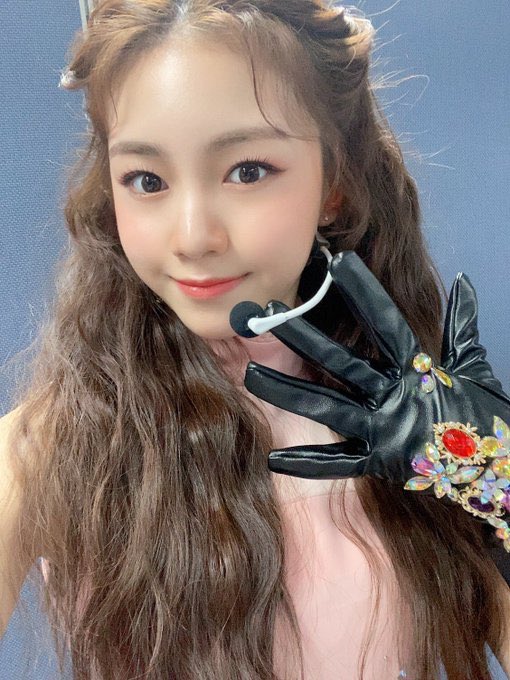 jeongdahyunrp's tweet photo. <𝙏𝙍𝘼𝙉𝙎𝙇𝘼𝙏𝙄𝙊𝙉>
@RCPC_members :
Yesterday was like a princess material, right? ㅋ̆̎ㅋ̊̈ Long time no see pink punch 💖 Ketchies, let’s cheer up for March!!😆

#RocketPunch #Dahyun #Ketchy #pink #FancyGloves #Inkigayo #bouncy #👑 https://t.co/jQoP19JXyC