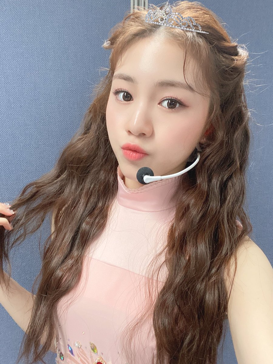jeongdahyunrp's tweet photo. <𝙏𝙍𝘼𝙉𝙎𝙇𝘼𝙏𝙄𝙊𝙉>
@RCPC_members :
Yesterday was like a princess material, right? ㅋ̆̎ㅋ̊̈ Long time no see pink punch 💖 Ketchies, let’s cheer up for March!!😆

#RocketPunch #Dahyun #Ketchy #pink #FancyGloves #Inkigayo #bouncy #👑 https://t.co/jQoP19JXyC