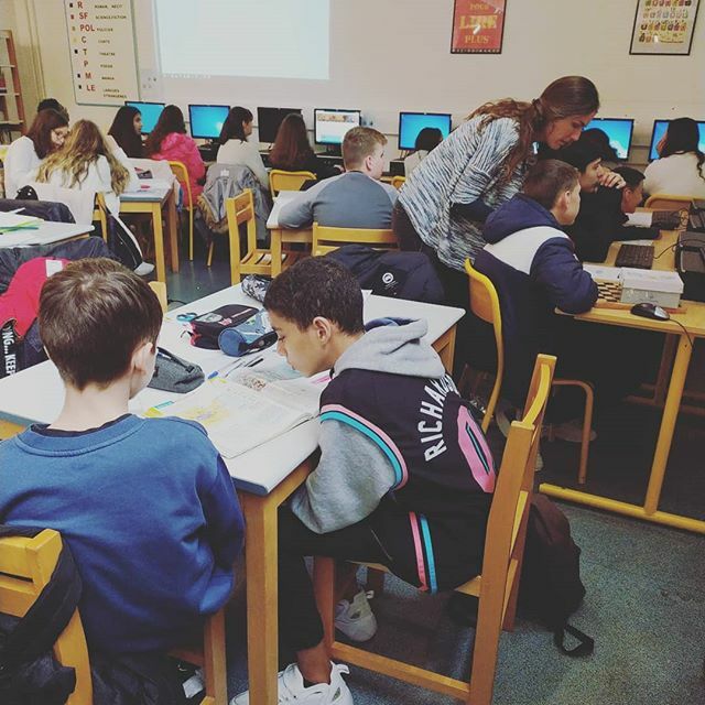 CDIdaudet06's tweet photo. Pour sa reprise, Mme Ruf est au CDI avec les 4e 3. Nous travaillons sur u e étude de cas (Londres, ville mondiale et connectée au monde) #Geographie #Recherche https://t.co/iAKIWW5xXW https://t.co/xRJeSn53Ul