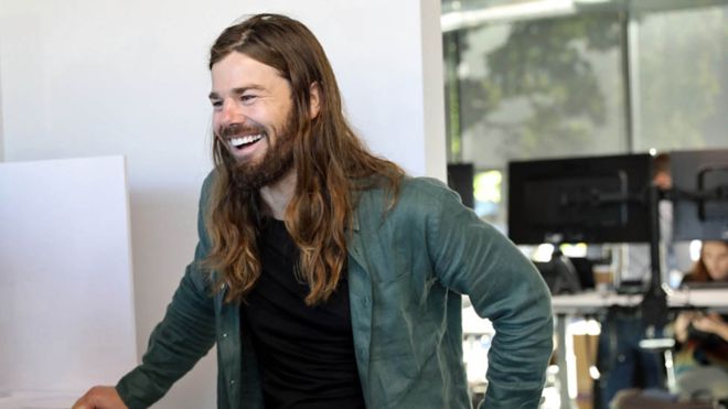 ecuavisa's tweet photo. Dan Price: "Por qué me bajé el sueldo en US$1 millón" (y les subí el salario a todos mis empleados) ¡TE INTERESA! 😱 https://t.co/iQsoLQuAr5 https://t.co/f8uXt45JvQ