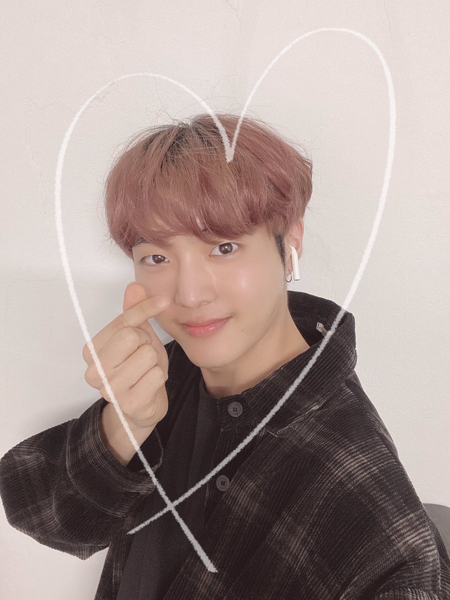 7OC_official's tweet photo. [#앤디] 

우리 로즈들 많이 보고싶어윰😁❣️

#로즈들오늘도수고했어요 #세븐어클락 https://t.co/eOMCd2b6Z4