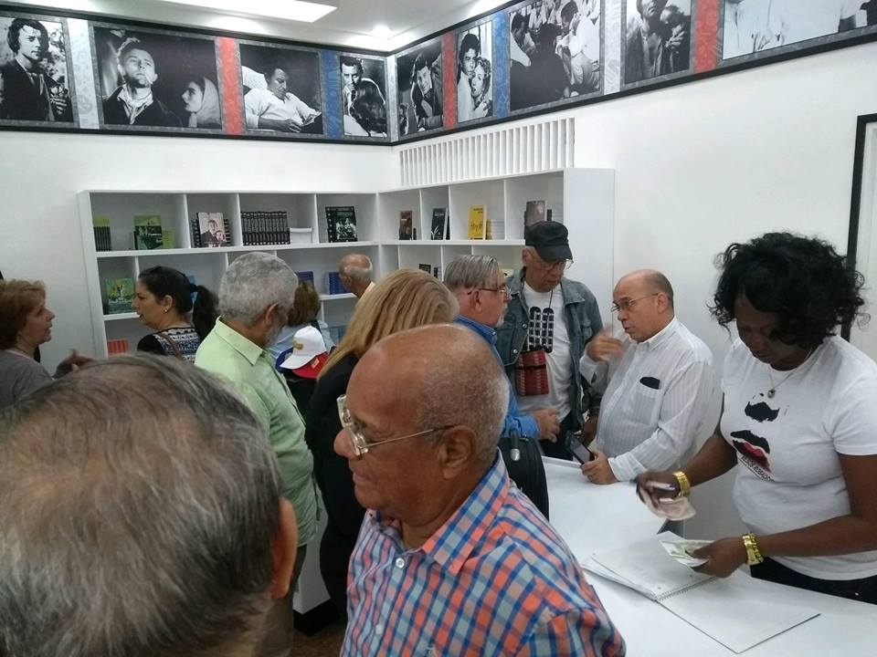 Tenemos una librería especializada en #cine y medios audiovisuales - ¿Dónde? - Pues es la librería Gérard Philipe, recién inaugurada, el viernes 22, está en el cine 23 y 12, ahí mismo, sí, en la sede de la Cinemateca de #Cuba. -Lo repito: #CubaEsCultura cubacine.cult.cu/es/articulo/nu…