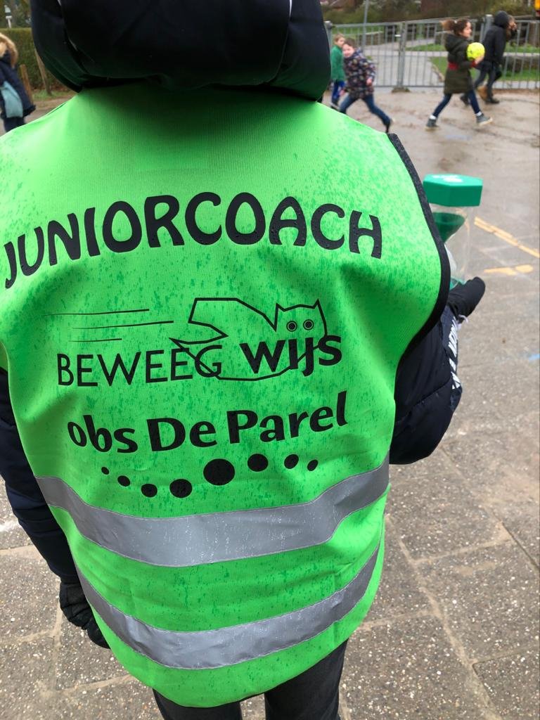 De @BeweegWijs #juniorcoaches (leerlingen van groep 8) die activiteiten begeleiden op het plein van <a href="/obsDeParel/">obs de Parel</a> <a href="/archipelprimair/">archipelprimair</a> in <a href="/gem_Zutphen/">Gemeente Zutphen</a> vanaf heden nog beter zichtbaar op het plein met deze mooie hesjes! #onmisbaar #leerzaam #bewegendleren #spelen <a href="/ZutphenActief/">ZutphenActief</a>