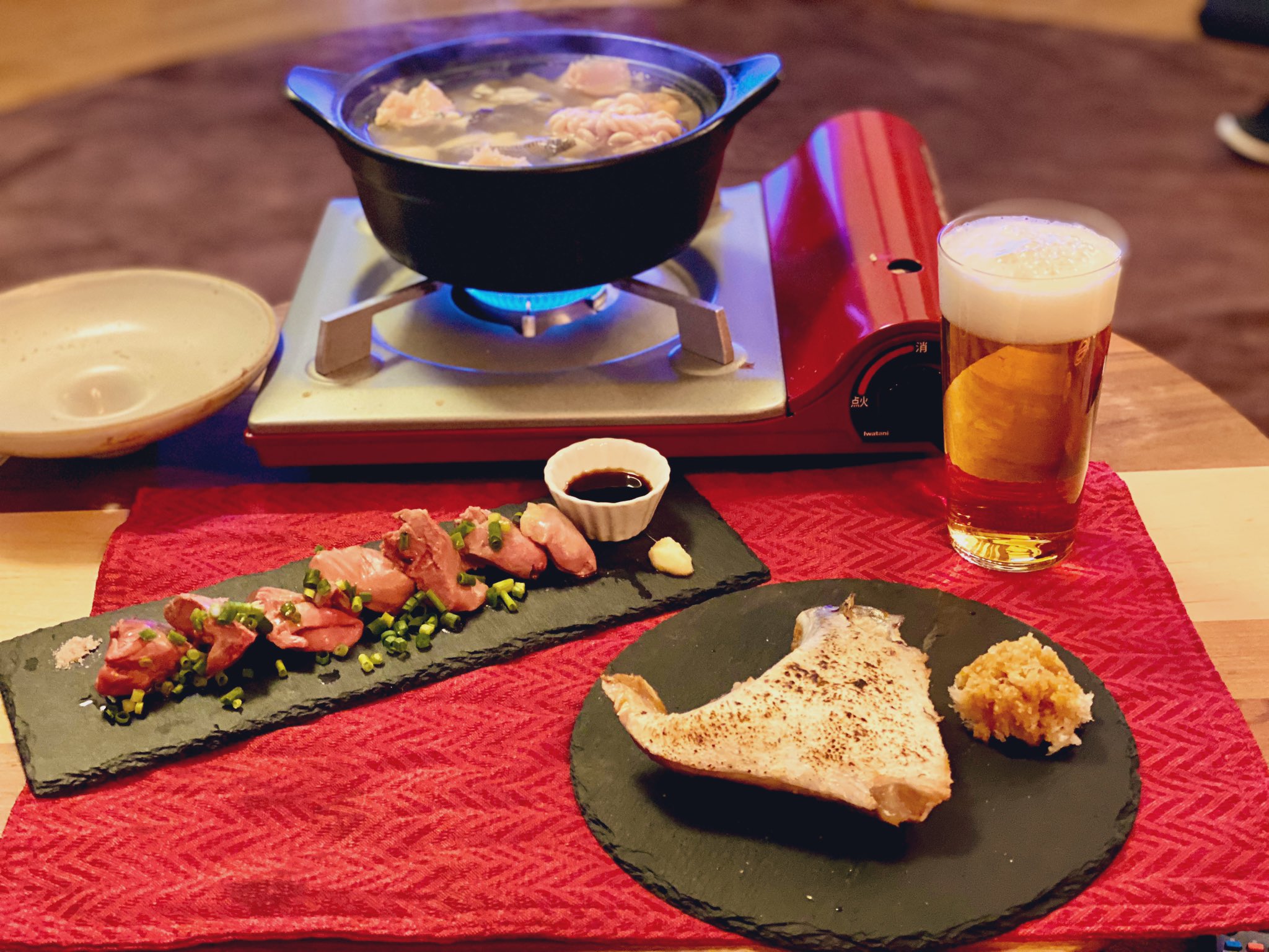 しゅんぺー もはや鍋がメインか アテがメインかわからなくなってきたけど 鍋はダイエット食 鶏しお海鮮鍋 ぶりカマ塩焼きｰ すだち果汁と大根おろしｰ 低温調理でほぼ生レバー 美味しすぎる マジシャンの晩ごはん マジシャンの自炊 自炊男子