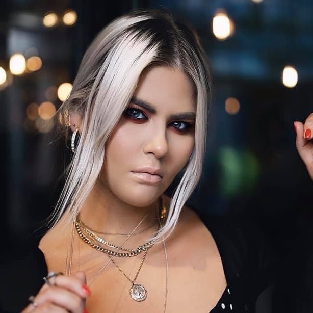 Joining us this coming Saturday Night at Skew? We're excited to bring you live music from the fantastic Hope Murphy! 🎤🎵