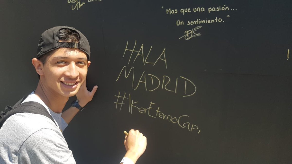 AleGalarde's tweet photo. #IkerEternoCapi siempre recordándote @IkerCasillas #LaLiga #ElClasico #MexicoFanFest https://t.co/cZ2jeHeULL