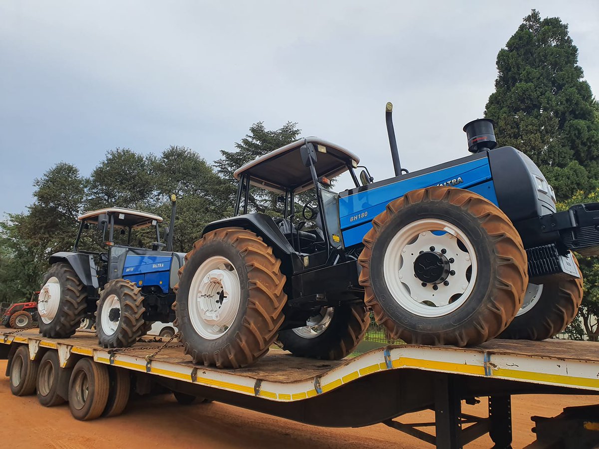 Twee van die eerste Valtra #Trekkers wat ingebring is, is nou op pad na hulle nuwe tuiste naby #Dendron.

#Valtra BM 110 en Valtra BH 180