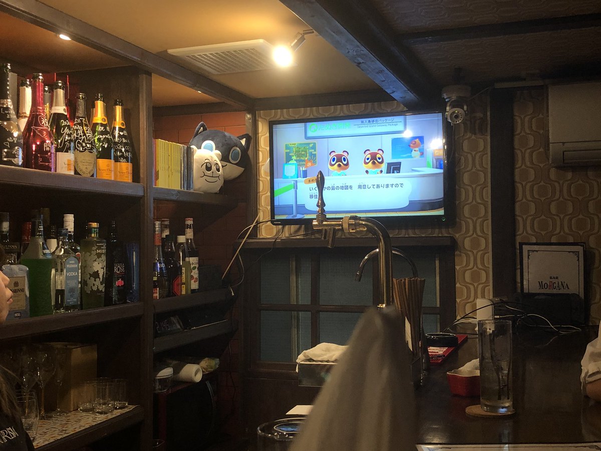 「友達がやってるバーでクソ弱い酒のみつつウーバーイーツ頼んでニンテンドーダイレクト」|やしろあずきのイラスト