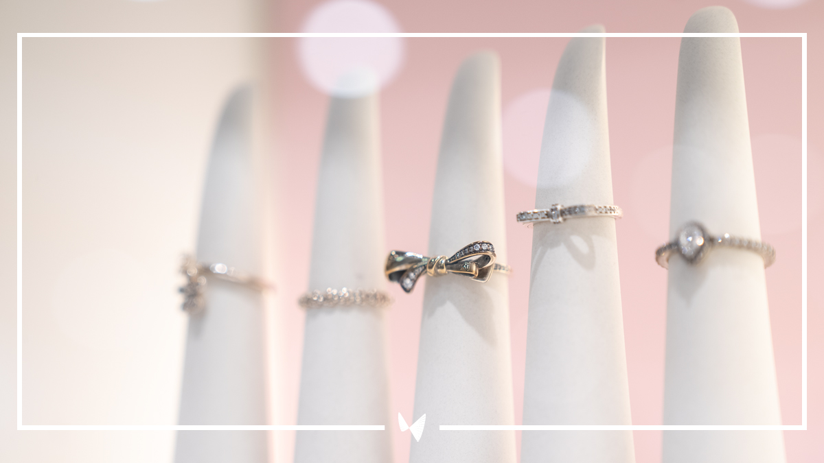 Fühlt euch glamourös! 💎 Rundet euer Outfit mit schönen Accessoires, wie diesen schicken Ringen ab, und ihr werdet zum Hingucker!✨💍 #DutyFreeExperience #glamour #glamurös #glamurous #accessoires #schmuck https://t.co/xFYUc791rc