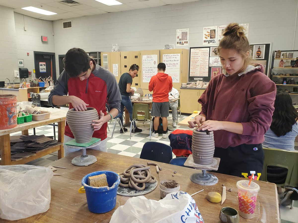 Justiceceramics's tweet photo. 2nd period Coil pots coming along! https://t.co/MfXe7IY85l