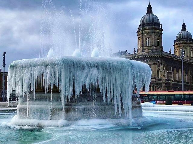 TheCarlWheatley's tweet photo. Hull Queen’s Gardens fountain. Today in 2018. https://t.co/jUzyWLdtYR