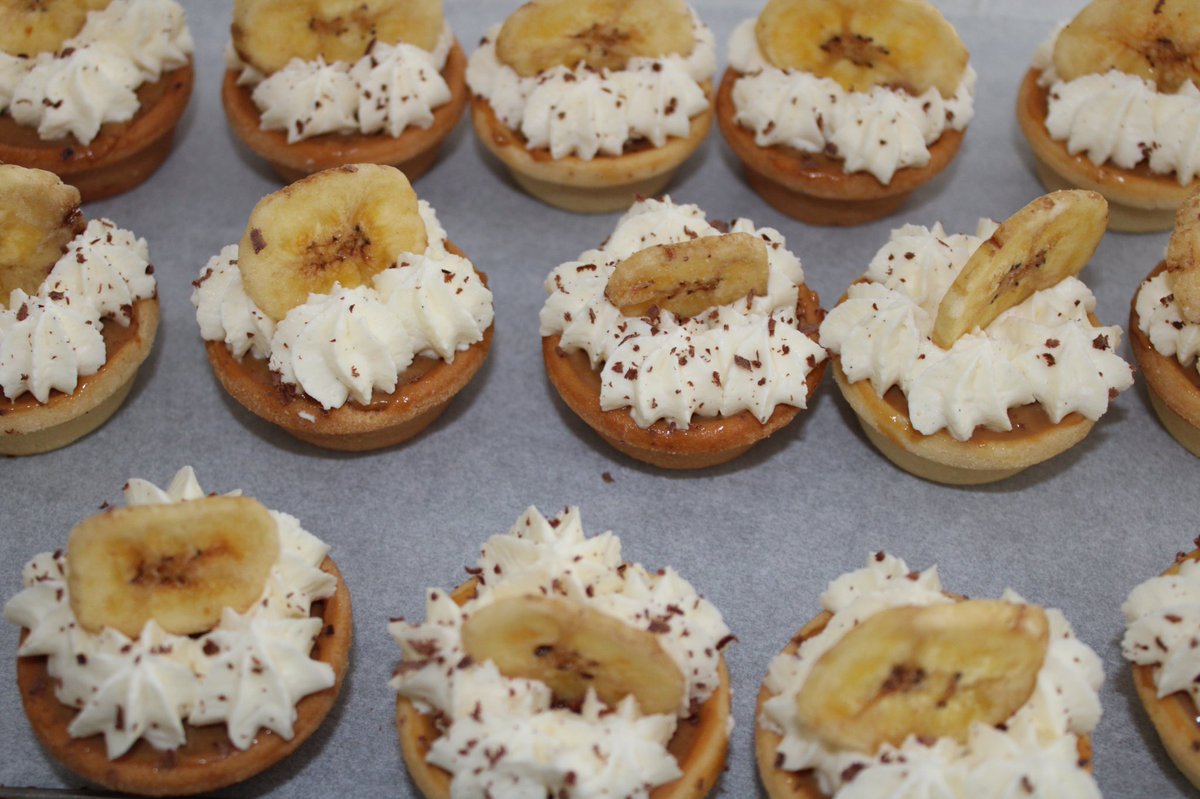 Mini banoffee pies topped with dark chocolate and dried sweet banana ... perfect bite size treat #ladygreenshightea #cake #food