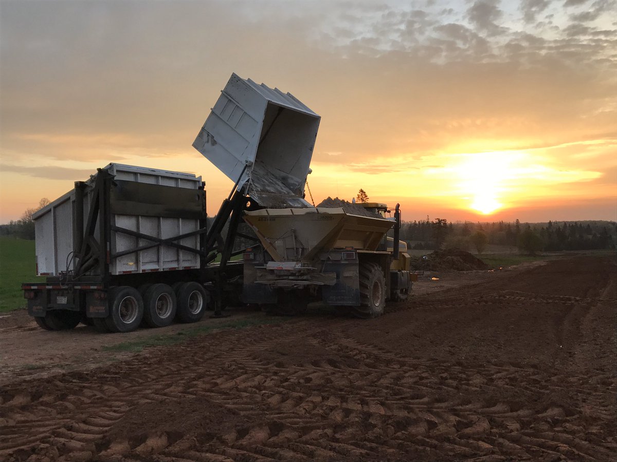 IslandLime1999's tweet photo. We are hiring. 

Super competitive wages. Looking for class 1 &amp; 3A drivers. 

Work starts mid/late April-runs through to early/late June. 

Comprehensive training provided. 

Big hours &amp; big wages, pre-plant #PEI season. 💰

If interested, drop us en email. Jobs@islandlime.ca. https://t.co/1qhuvpFfEy