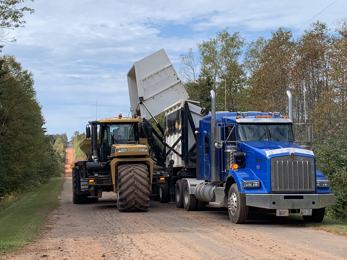 We are hiring. 

Super competitive wages. Looking for class 1 &amp; 3A drivers. 

Work starts mid/late April-runs through to early/late June. 

Comprehensive training provided. 

Big hours &amp; big wages, pre-plant #PEI season. 💰

If interested, drop us en email. Jobs@islandlime.ca.