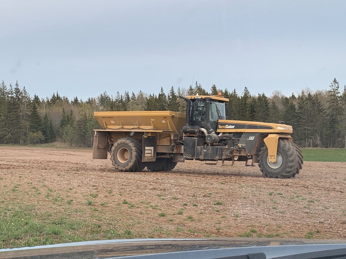 IslandLime1999's tweet photo. We are hiring. 

Super competitive wages. Looking for class 1 &amp; 3A drivers. 

Work starts mid/late April-runs through to early/late June. 

Comprehensive training provided. 

Big hours &amp; big wages, pre-plant #PEI season. 💰

If interested, drop us en email. Jobs@islandlime.ca. https://t.co/1qhuvpFfEy