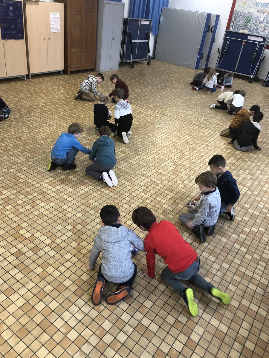 alex301076's tweet photo. #10001codeursenclasses c’est reparti! On ouvre le bal dans le 94 avec les CP de l’école Champignol à Saint-Maur. Découverte de la #bluebot, premiers #défis et premières réussites! Bravo à tous! #CPDNum94 #erun94 #10001codeurs #robot https://t.co/DCbQqAhSB7