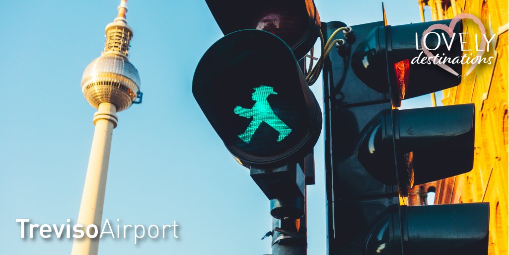 🇮🇹 L’omino col cappello è uno dei simboli più riconoscibili di Berlino. 
Si chiama ampelmännchen e stava sui semafori della zona est, oggi si vede anche in alcuni semafori dell’ex zona ovest.