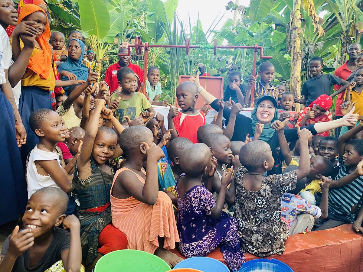 syf_relief's tweet photo. Official Launch Water Well: Besama Village💧Moments of sheer happiness as Team SYF surprised the people with a Water Well in Besama, Tanzania 
 #SYF #Tanzania #WaterWell #Water #life #Happiness #Smile #Hope #Love https://t.co/lkR4eJCzvW
