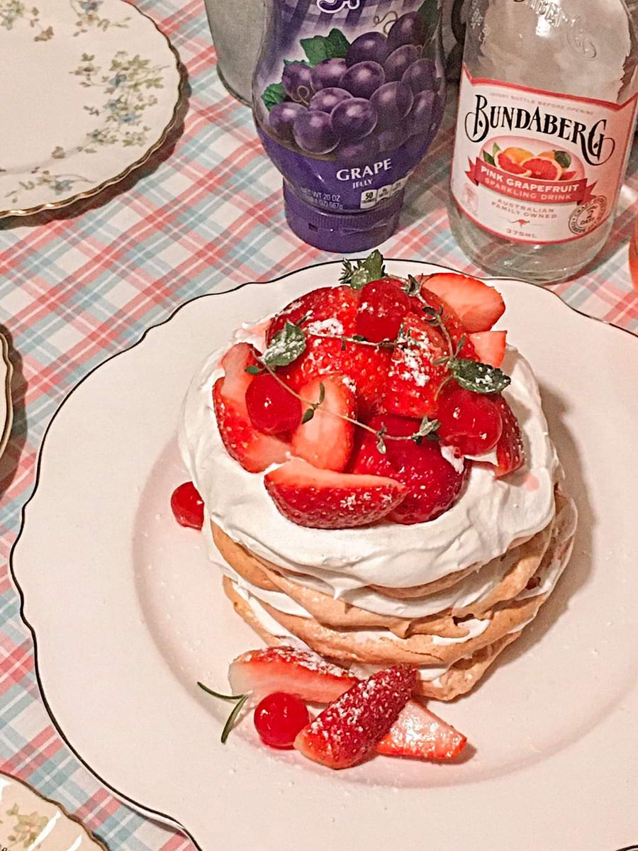 tawymien's tweet photo. 🍓🍦🍨🍧🍰🍭🍩
Ig: chaeeeri

#sweet #food #tea https://t.co/tatyNjYwld