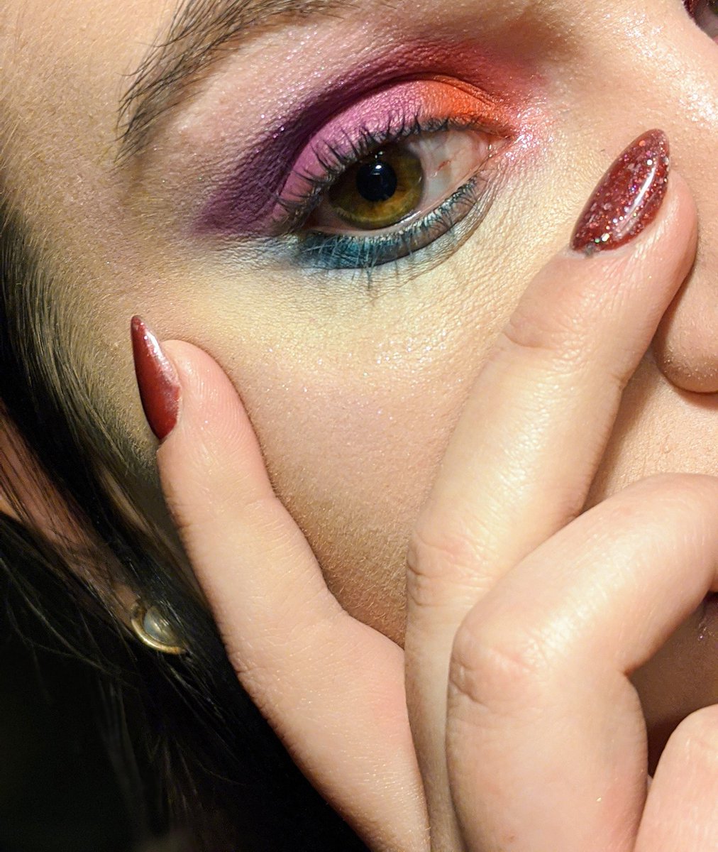 the_pale_one250's tweet photo. My makeup look today using the blood lust pallete! I'm obsessed ๐ what do you think?
#jeffreestar #JeffreeStarCosmetics #BLOODLUST #MakeupAddict #makeupnewbie #obsessed #mua #art #Purple @JeffreeStar https://t.co/jJylo9P6rD
