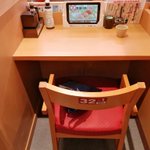 このスシローの席、落ち着いてお寿司を堪能できそう。ゆっくりと落ち着いて食事できそうですね。