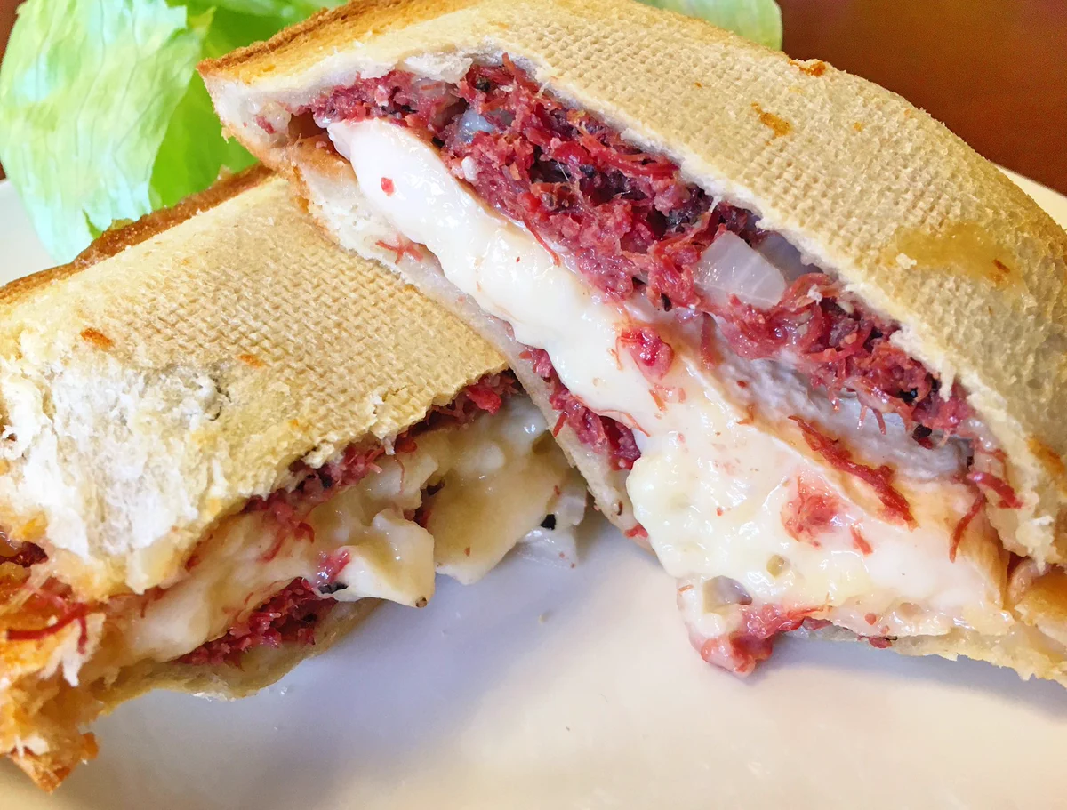 ホットサンドメーカーがある人は是非作ってみて！食パンとコンビーフ、チーズを使った絶品料理！