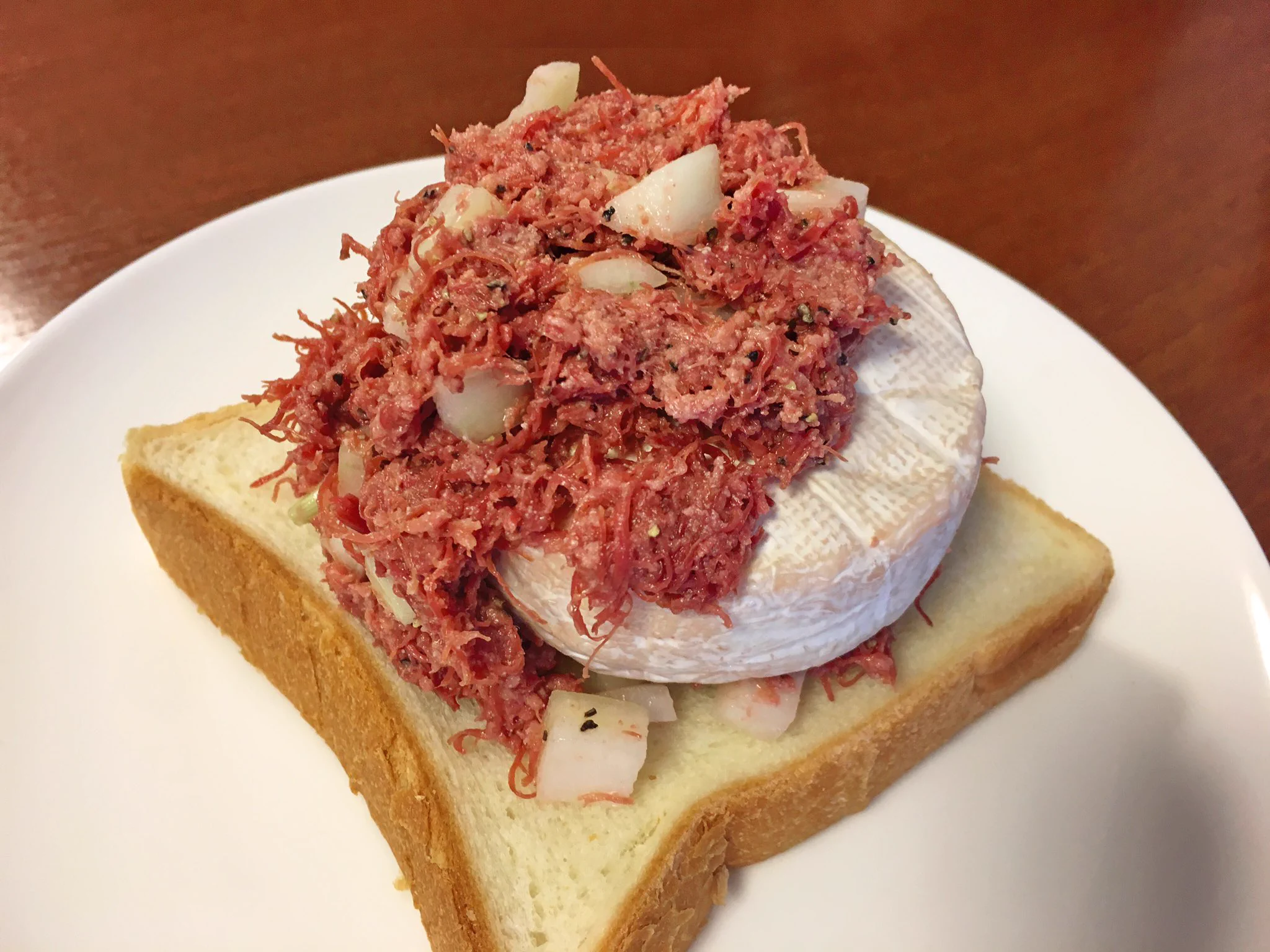 ホットサンドメーカーがある人は是非作ってみて！食パンとコンビーフ、チーズを使った絶品料理！