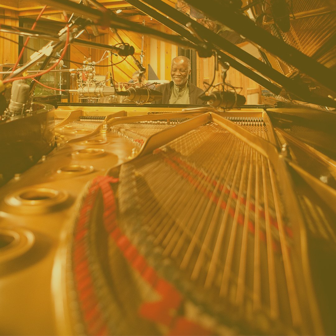 📝 Bio :

In 2007, Ahmad Jamal was named « Living Jazz Legend » by the Kennedy Center for the Performing Arts

#ahmadjamal #ahmadjamallegacy #jazz #jazzpiano #piano #steinwaypiano #musicartist #musiclife #musicgenius #musiclove #jazzmasters #jazzbooks #steinway #kennedycenter