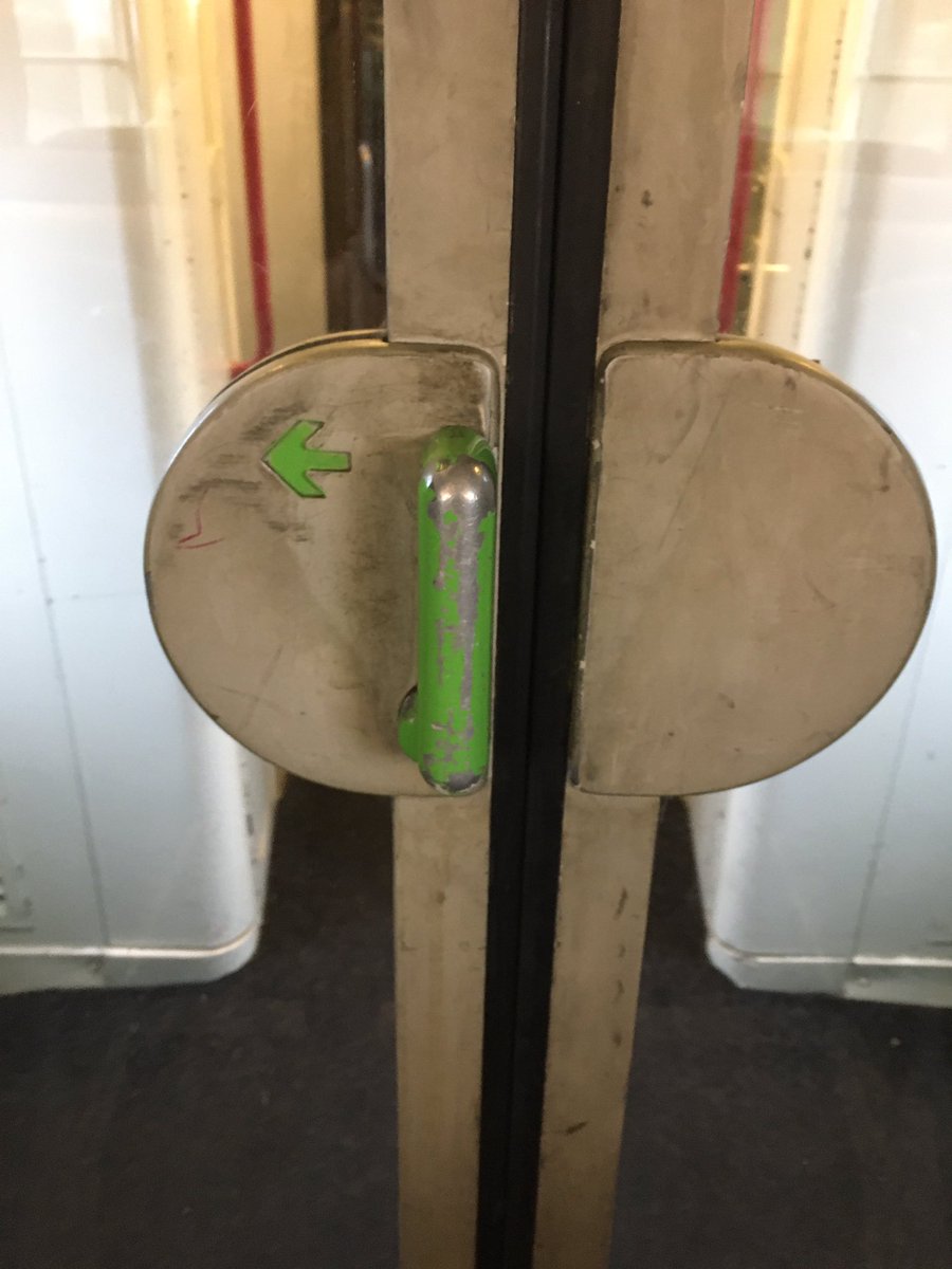 lyly_pan's tweet photo. @ouisncf @RegionNormandie comment en période d’épidémies peut-on laisser des trains dans un tel état de saleté et la plupart du temps sans eau dans les toilettes... #lasncfvavousfaireprefererlecorona https://t.co/QDpnZOMiJj