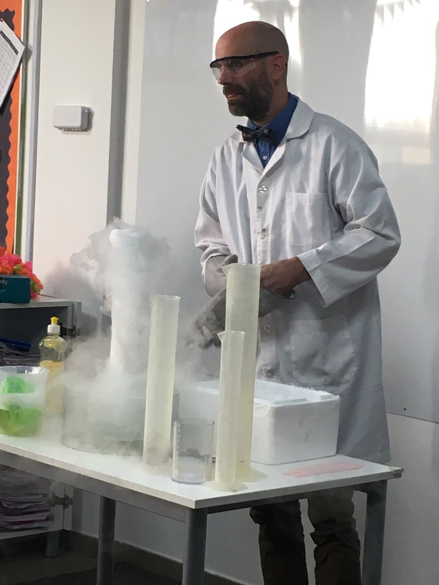 GISPYPC's tweet image. Grade 3 students use their observation skills during an investigation with ‘dry ice’. Do you know what happens during sublimation? Eager students find out!  #behappybegis #inquiryingyoungminds @MrJamiePlunkett @GISPRIMARYHOP @GreenfieldIntS @GISPYPG3 @ibpyp